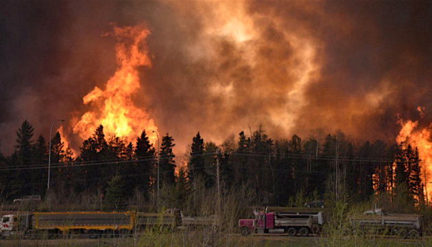 Лісові пожежі залишили сотні тисяч жителів Канади без електрики