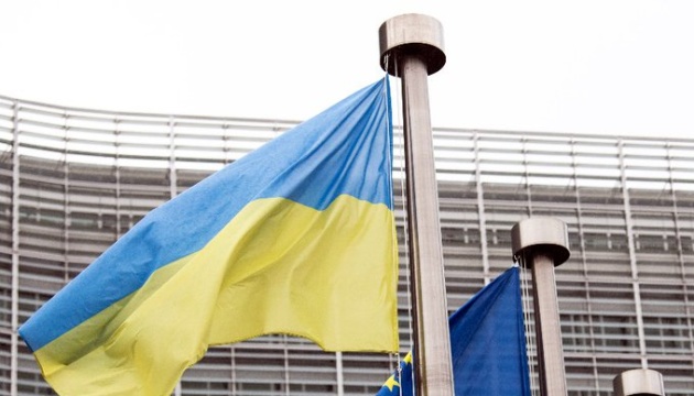 Bandera ucraniana izada junto a las banderas de la UE en la Comisión Europea