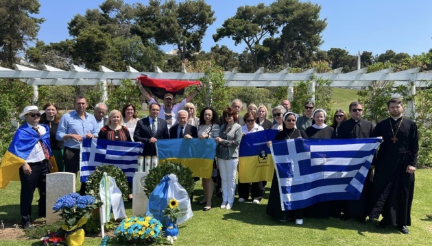 Українська громада Греції долучилася до покладання квітів на Військовому цвинтарі в Алімосі