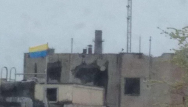 У Маріуполі вивісили прапор України на зруйнованій росіянами будівлі палацу культури