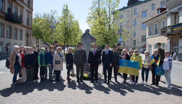 У Литві в День пам’яті та примирення поклали квіти до пам’ятника Шевченку