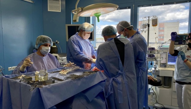 У Львові хірурги видалили жінці пухлину вагою 13 кілограмів