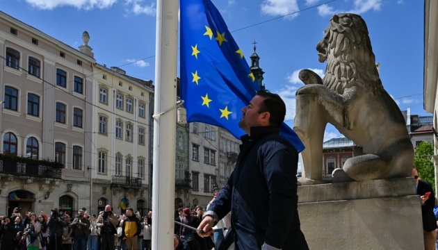 У Львові мер одного з найбільших міст Хорватії урочисто підняв прапор ЄС перед міською радою