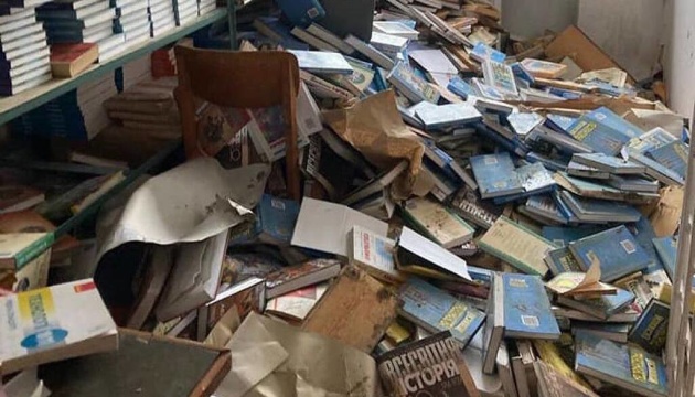 Військові на Донеччині врятували 5 тонн книжок зі знищених росіянами бібліотек 