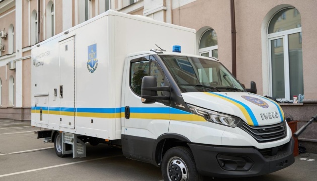 La France fait don d’un deuxième laboratoire mobile d’analyse ADN à l’Ukraine 