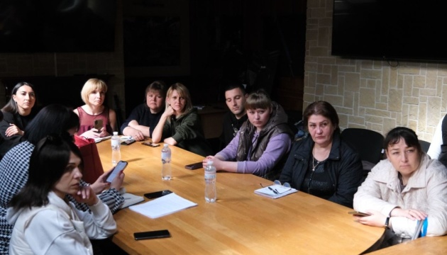 Представники Коордштабу зустрілися з родинами військових, які постраждали від теракту в Оленівці