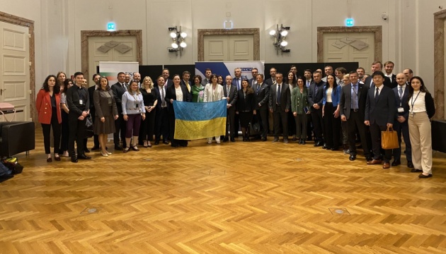 На засіданні ОБСЄ розгорнули український прапор від бійців з передової