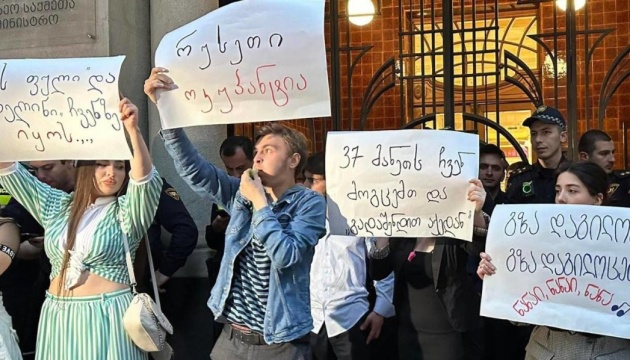 У Тбілісі протестують проти відновлення авіасполучення з росією 