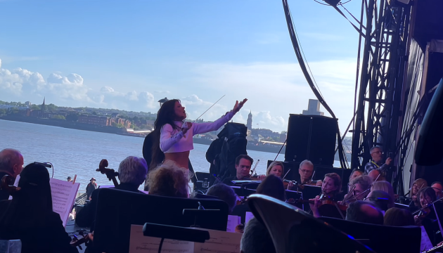 Ruslana actúa con la orquestra de la Ópera Nacional Inglesa en el Festival de Eurovisión 