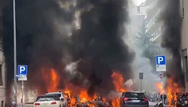 У центрі Мілана пролунав потужний вибух, горять кілька автівок