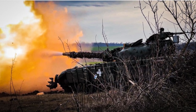 Befehlshaber der ukrainischen Landstreitkräfte zeigt, wie Artillerie russische Angriffsgruppe in Bachmut vernichtet 