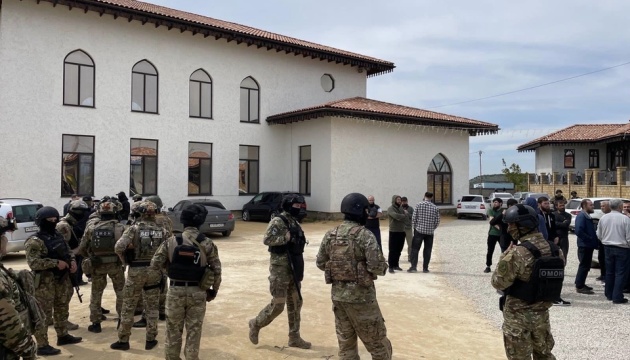 російські загарбники влаштували рейд у мечеті Сімферополя