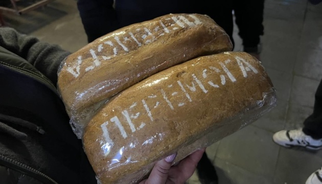 Працівники Миколаївського хлібзаводу, який уночі атакували росіяни, уже розвозять свіжий хліб