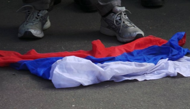 Girl tears down Russian flag in a cafe in occupied Melitopol