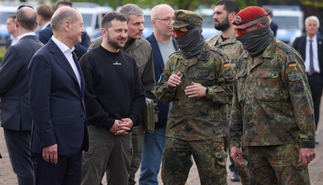 Zelensky visits military base in Germany, meets with Ukrainian soldiers