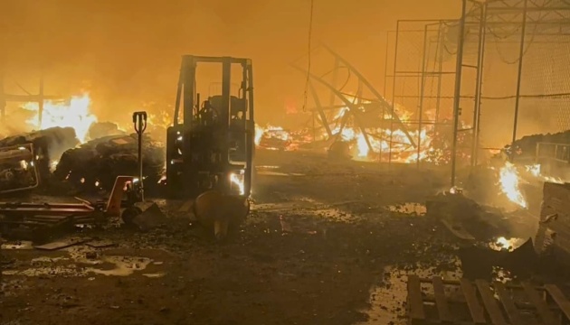 Унаслідок російського обстрілу в Тернополі вщент згорів склад з гумдопомогою