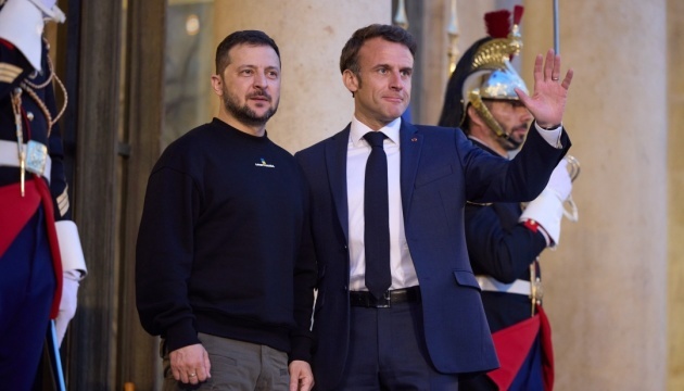 Volodymyr Zelensky  s’entretient avec Emmanuel Macron à l’Élysée