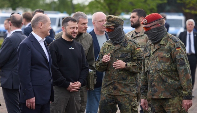 W Niemczech Zełenski odwiedził bazę wojskową w Akwizgranie, gdzie szkolą się ukraińscy bojownicy

