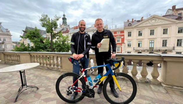Британець проїхав на велосипеді з Лондона до Львова — збирав кошти на розмінування України