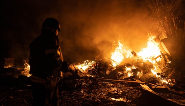 Лісова пожежа, вибиті вікна та пошкоджені автівки — наслідки падіння уламків на Київщині