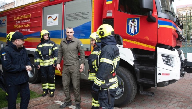 Київ отримав від міжнародних партнерів ще один найсучасніший пожежний автомобіль