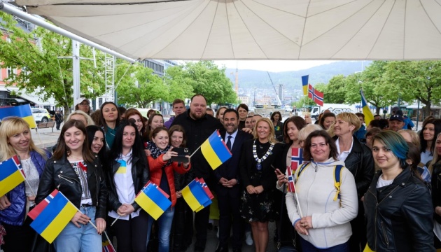 El presidente del Parlamento de Ucrania se reúne con refugiados ucranianos en Noruega