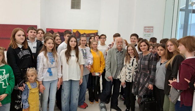 Учні української суботньої школи у Відні відвідали виставку Івана Марчука