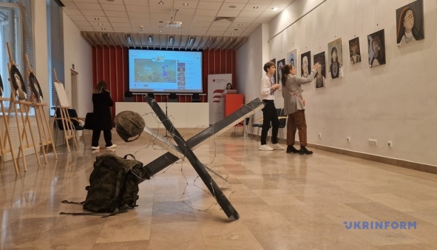 На виставці-аукціоні у Варшаві представили картини і військові трофеї з України