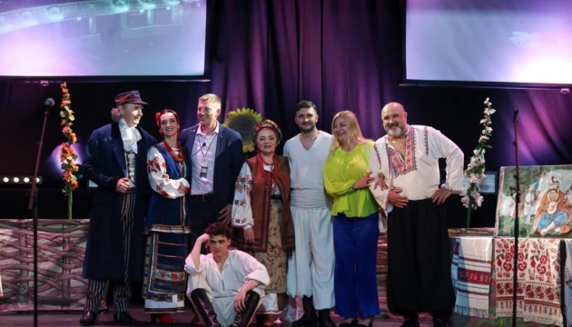 Артисти театру Заньковецької на гастролях у Британії зібрали гроші для військових медиків