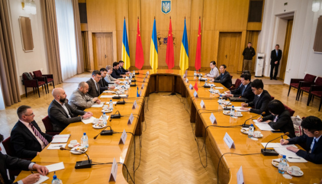 Außenminister Kuleba und Chinas Gesandter Li Hui treffen sich zu Gesprächen in Kyjiw
