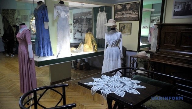 У Вінниці відкрилася виставка міського одягу початку ХХ століття
