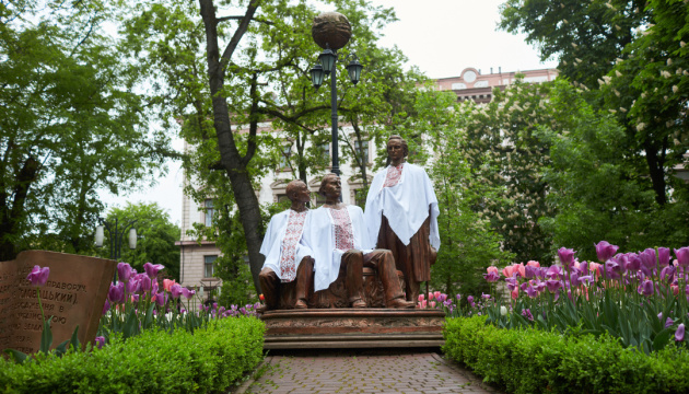 У Франківську «Руську трійцю» вдягли у вишиванки