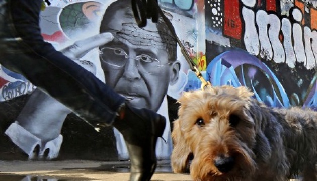 В Росії готують до мобілізації собак і дипломатів: дайджест пропаганди за 17 травня 2023 року