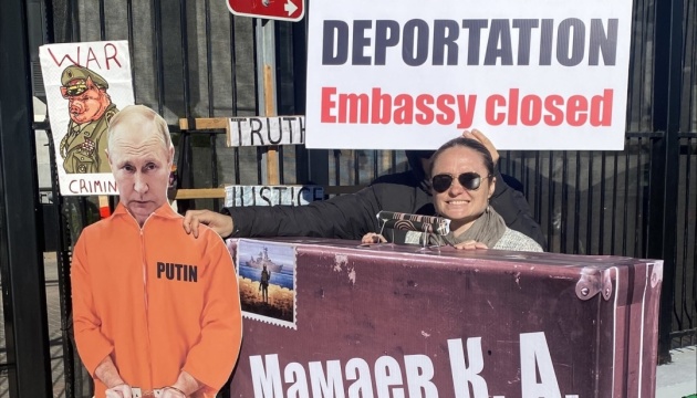 «Чемодан, вокзал, Гаага»: в Оттаві провели пікет під посольством РФ