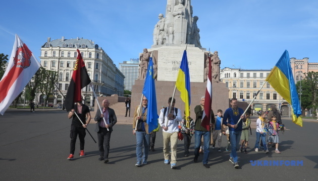 У Ризі відзначили День вишиванки та вшанували День пам’яті жертв геноциду кримських татар