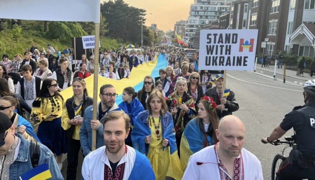 Українська громада взяла участь у Марші вишиванок у Торонто