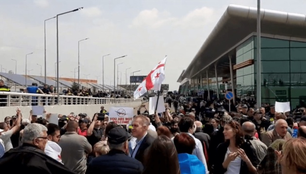 Перший рейс за 4 роки: в аеропорту Тбілісі протестують проти відновлення авіасполучення з РФ