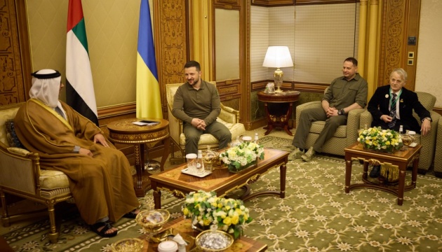 Ukraine's president meets with representatives of UAE, Oman, Kuwait