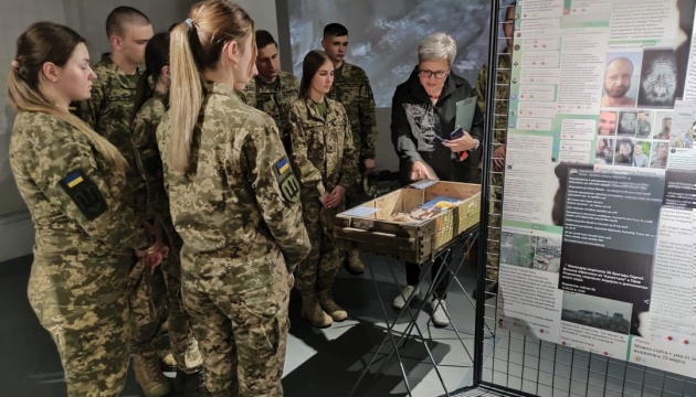 У Києві відкрилася виставка, присвячена обороні Маріуполя