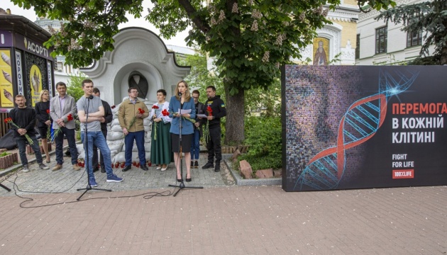 В Україні представили унікальний портрет борця з епідемією ВІЛ/СНІДу