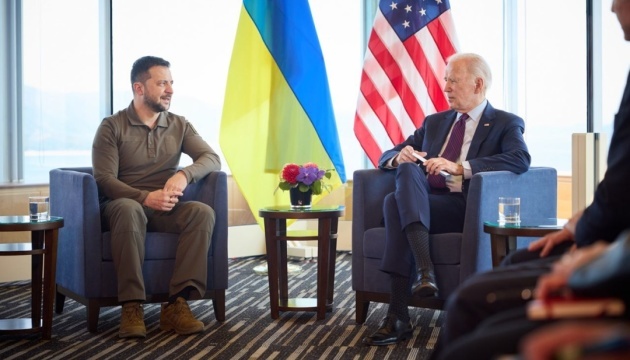 Zełenski rozmawiał z Bidenem o wzmocnieniu zdolności obronnych Ukrainy

