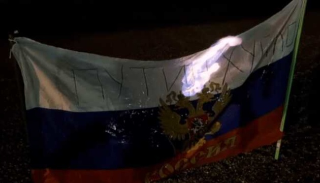 Un drapeau russe brûlé sur la plage de Marioupol 