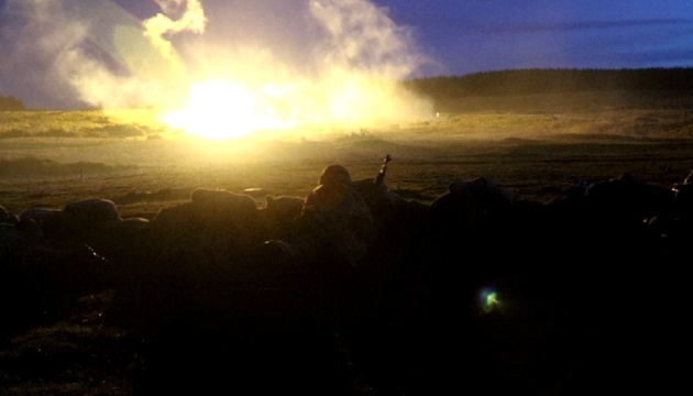 Ведення вогню вночі: як тренуються у Британії українські військові