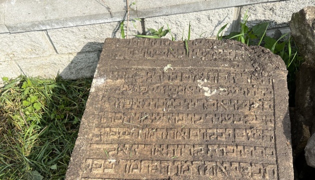 На Прикарпатті єврейські надгробні плити, якими була викладена вулиця, перенесли на кладовище
