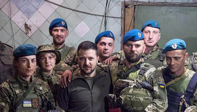 Zelensky congratulates Marines on professional holiday, comes to their frontline unit (Updated)