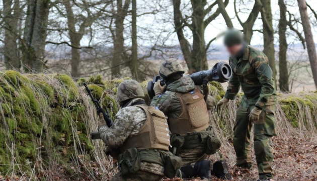 У Британії українські військові відпрацьовують ведення вогню із NLAW