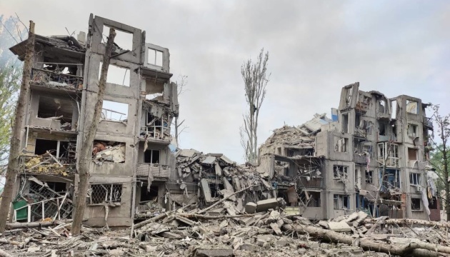 Russian missile destroys apartment block in Avdiivka, civilians trapped under rubble