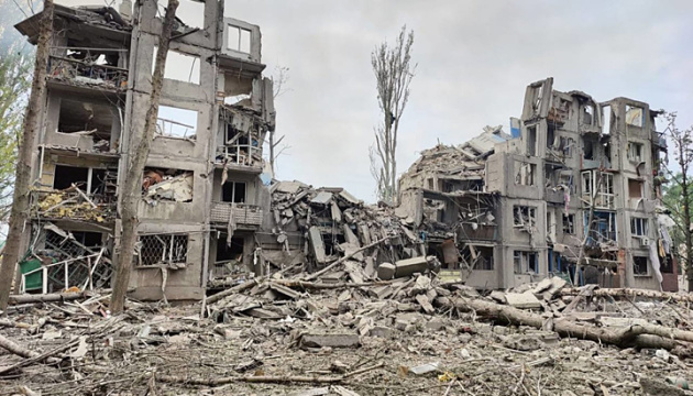 Russische Rakete zerstört neunstöckiges Wohnhaus in Awdijiwlka - Menschen unter den Trümmern