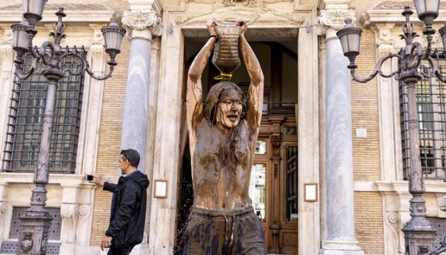 Біля будівлі Сенату Італії екоактивісти облилися багнюкою