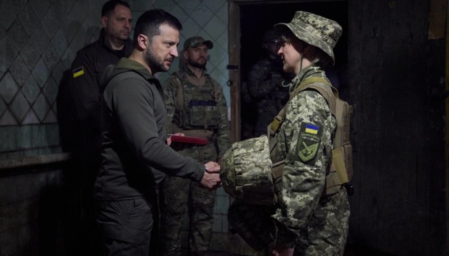 Zełenski odwiedził pozycje na odcinku Wuhledar-Marinka i wręczył odznaczenia żołnierzom

